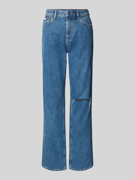 Produktfoto, Straight Fit Jeans im Destroyed-Look von Calvin Klein Jeans aus reiner Baumwolle, blau mit Label-Detail und sichtbaren Abriebstellen