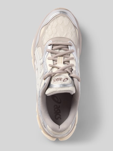 Productfoto, Sneaker met veters model 'GEL-NYC 2.0' van ASICS, afgeronde neus, labeldetails, hakhoogte 4 cm, schachthoogte 7 cm, schachtwijdte 9 cm, beige en grijstinten, mesh- en suède-texturen