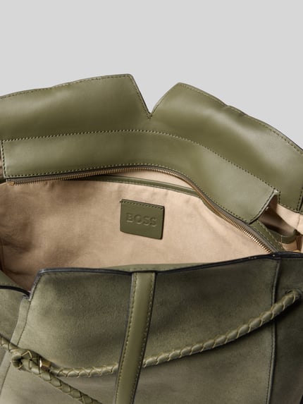 Productfoto, shopper uit echt rundleer van BOSS in olijfgroen met beige voering en zichtbare ritssluiting, Dames Shopper van BOSS