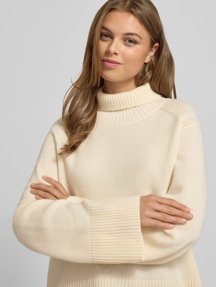 Frauenmodel trägt Regular Fit Rollkragenpullover aus reinem Kaschmir Modell 'FALONSO' von BOSS, Optik: Unifarben, Stricktextur, Nahaufnahme Oberkörper.