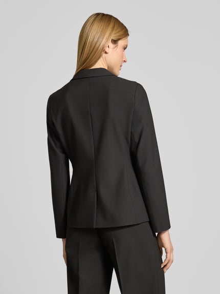 Frauenmodel trägt Regular Fit Blazer mit Viskose-Anteil von s.Oliver BLACK LABEL, Optik: Unifarben, Ganzkörperansicht Rückansicht.