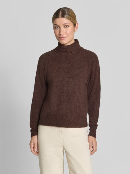 Frauenmodel trägt Regular Fit Strickpullover mit Rollkragen Modell 'BYMONNA' von b.young, braun, Material-Mix mit Alpaka-Anteil, Ganzkörperansicht von vorne.