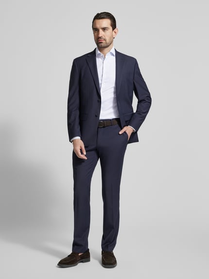 Männermodel trägt Super Slim Fit Business-Hemd mit Kentkragen von OLYMP in Weiß, Reine Baumwolle, Knopfleiste, Ganzkörperansicht von vorne. Rückenlänge bei Größe 40: 80 cm, Schulterbreite: 44 cm, Ärmellänge: 67 cm.