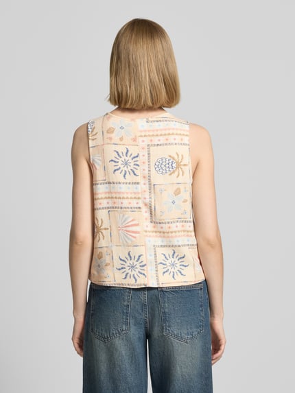 Vrouwenmodel draagt Blusentop aus Viskose-Leinen-Mix mit Knopfleiste van Jake*s Casual, mix van viscose en linnen, regular fit, all-over look, ronde hals, knoopsluiting, ruglengte maat 36: 48 cm, geheel in zachte kleuren en geometrisch patroon, volledige achterkant weergave.