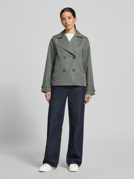 Frauenmodel trägt Jacke mit Reverskragen und Ärmelriegeln Modell 'AMANDA' von Soyaconcept im Baumwoll-Mix, Regular-Fit, Zweireiher, dunkelgrün, Ganzkörperansicht von vorne.