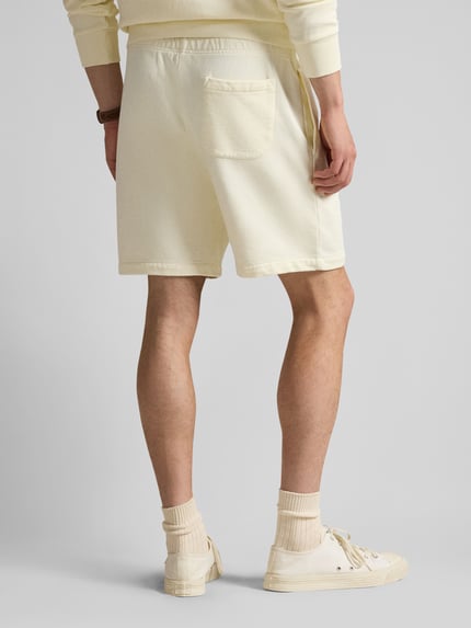 Männermodel trägt Regular Fit Sweatshorts aus reiner Baumwolle von Polo Ralph Lauren, unifarben, Logo-Stitching, Rückansicht Ganzkörperansicht.