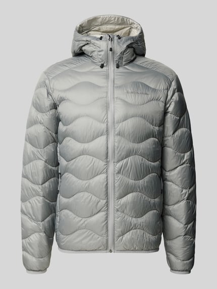Produktfoto, silberfarbene Steppjacke mit Kapuze Modell 'Helium' von Peak Performance, glatte Struktur, Slim Fit, Reißverschlusstaschen