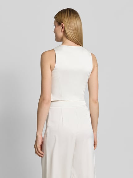 Modelka kobieca nosi Weste aus Satin mit V-Ausschnitt von Jake*s Cocktail, satyna, krój slim fit, długość tyłu w rozmiarze 36: 40 cm, widok całej sylwetki z tyłu