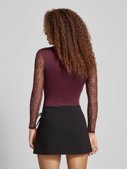 Frauenmodel trägt Slim Fit Body mit Spitzenärmeln Modell 'SIA' von Only in Optik: Unifarben/semitransparent mit Stretch-Webstruktur, Ganzkörperansicht Rückansicht.