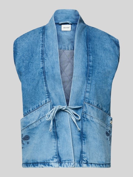 Produktfoto, Jeansweste mit Schnürung Modell 'GILLIAN' von Mustang, niebieski denim, bawełna, krój regular fit, kieszenie, długość pleców w rozmiarze S 68 cm, szerokość w rozmiarze S 45 cm, widoczna faktura tkaniny