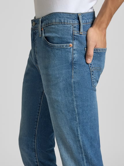 Mannelijk model draagt 'Jeans met 5-Pocket-Design' van Levi's®, blauwe katoen-elastaan mix, Slim Fit, zijaanzicht, detailopname heup.