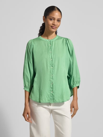 Vrouwenmodel draagt Regular Fit Blouse met ronde hals FAVIOLA van 0039 Italy, puur katoen, 3/4-mouw; frontale totaalopname.