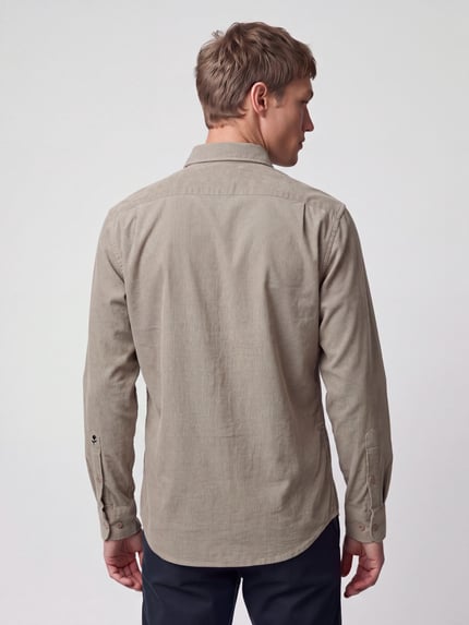 Männermodel trägt Regular Fit Businesshemd mit Cordstruktur von Seidensticker in Beige, unifarben, Langarm, Rückansicht, Ganzkörperansicht.