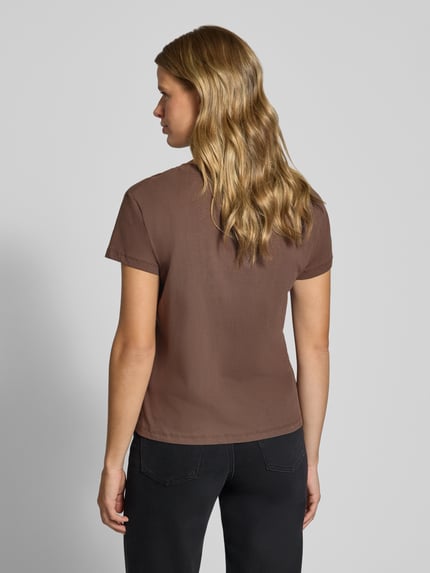 Frauenmodel trägt Regular Fit T-Shirt aus reiner Baumwolle Modell 'BEATRISA' von Pepe Jeans in Braun, schlichte Textur, Ganzkörperansicht Rückansicht. Damen T-Shirt von Pepe Jeans.