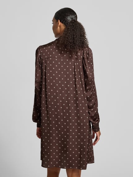Frauenmodel trägt Loose Fit Freizeitkleid aus reiner Viskose von Jake*s Casual in Braun mit weißem Muster, Ganzkörperansicht Rückansicht.