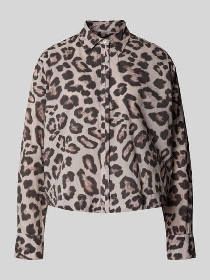 Produktfoto, Boxy Fit Bluse im Allover-Look von Emily Van den Bergh, Baumwolle, braun-schwarzes Leopardenmuster auf hellem Stoff