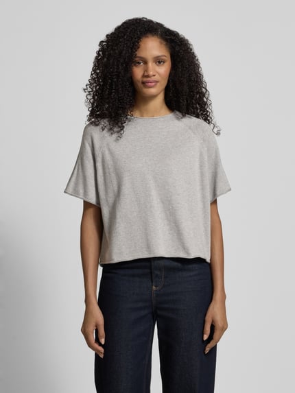 Vrouwenmodel draagt gebreid shirt van katoen en kasjmier, relaxed fit, model 'MOENY' van Drykorn, grijs, opstaande kraag, dames, voorkant volledige lichaamsweergave.