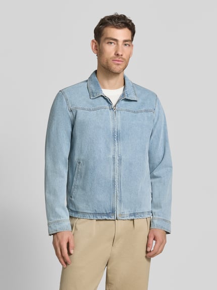 Männermodel trägt helle Jeansjacke mit Reißverschluss Modell 'REILLY' von khujo aus Baumwolle, gerader Schnitt, Nahaufnahme Oberkörper.