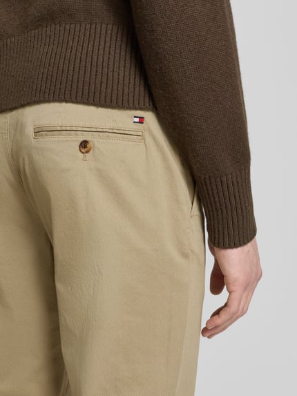 Mężczyznamodel nosi Regular Fit Chino aus Baumwoll-Mix Modell 'DENTON' von Tommy Hilfiger, efekt: wzór na całej powierzchni, szlufki na pasek, kieszeń z tyłu, mieszanka bawełny, detailaufnahme.