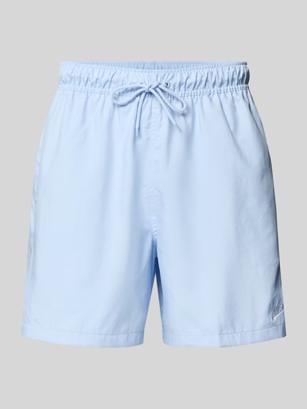 Produktfoto, Shorts mit Label-Stitching und elastischem Bund von Nike in Hellblau, Regular-Fit, Tunnelzug, glatte Struktur, Bundweite 41 cm, Innenbeinlänge 14 cm, Größe M