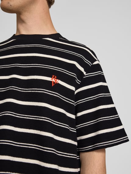 REVIEW Cropped Fit T-Shirt mit Label-Stitching Black 3