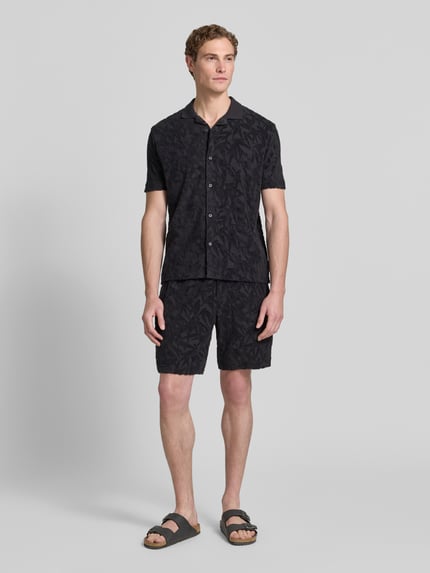 Männermodel trägt Regular Fit Freizeithemd aus reiner Baumwolle von Marc O'Polo in Schwarz mit Allover-Muster, Jacquard-Optik, Ganzkörperansicht von vorne.