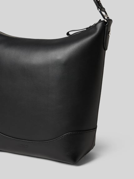 Produktfoto, Lederhandtasche mit Ziernaht von Lauren Ralph Lauren aus schwarzem Rindsleder, samtige Oberfläche, silberner Reißverschluss, Ziernaht, Maße 32x30x13 cm, Schulterriemen 58 cm.