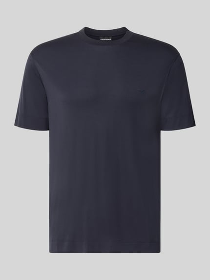 Produktfoto, T-Shirt mit Logo-Stitching von Emporio Armani, dunkelblau, gerade Passform, glatte Textur, elastischer Modal-Mix mit Seiden-Anteil, Rundhalsausschnitt, Rückenlänge bei Größe M 72 cm