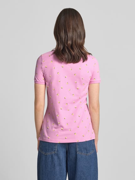 Frauenmodel trägt Regular Fit Poloshirt mit Polokragen und Knopfleiste von Christian Berg Woman, rosa mit gelben Akzenten, Baumwoll-Mix mit Stretch-Anteil, Rückenlänge bei Größe S: 25 cm, Ganzkörperansicht Rückansicht
