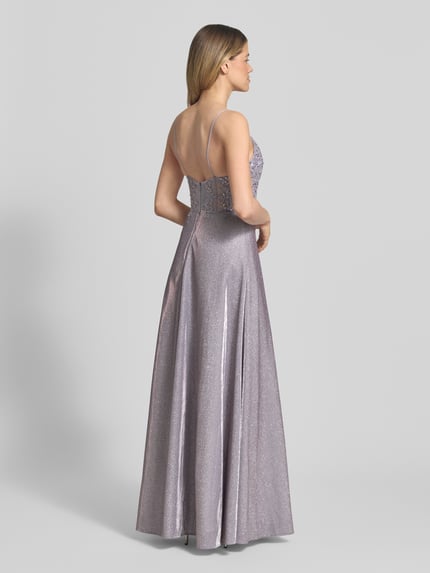 Frauenmodel trägt schimmerndes Midikleid mit Stitchings und Pailletten von Laona in fliederfarbenem Stoff, A-Linie, Rückenansicht, Ganzkörperansicht.