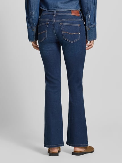 Frauenmodel trägt Slim Fit Bootcut Jeans aus Baumwoll-Mix Modell 'PIMLICO' von Pepe Jeans, dunkle Denim-Optik, 5-Pocket-Design, Label-Patch, Ganzkörperansicht Rückansicht.
