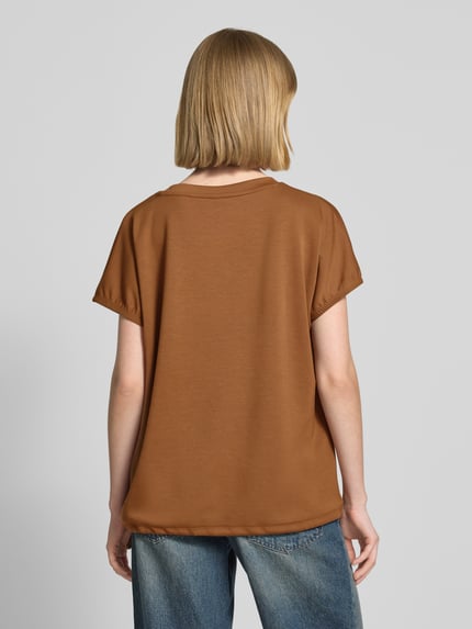 Vrouwenmodel draagt T-shirt uit mohair-mix met ronde hals model 'BANU' van Soyaconcept, dames, regular fit, achteraanzicht volledige lichaamsopname.