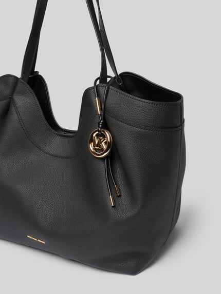 Produktfoto, schwarze Handtasche mit Label-Applikation Modell 'NOLITA' von MICHAEL Michael Kors, strukturierte Oberfläche, goldene Details, Kontext: Hauptfach mit Magnetverschluss, Innenfach mit Reißverschluss, Tragehenkel, Maße 44x29x19 cm, Schulterriemen 54 cm.