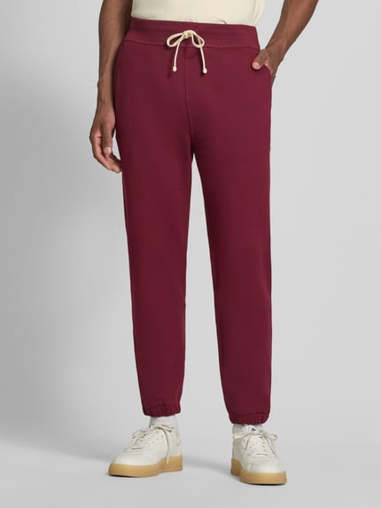 Mannenmodel draagt Relaxed Fit Sweathose aus Baumwoll-Mix van Polo Ralph Lauren in bordeauxrood, katoenstructuur, geheel zicht van voren, Heren Sweathose.