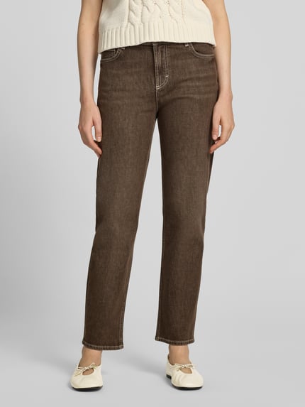 Frauenmodel trägt braune Straight Fit Jeans aus Baumwoll-Mix Modell 'MADISON' von Brax, Damen Straight Fit Jeans, Nahaufnahme Oberkörper