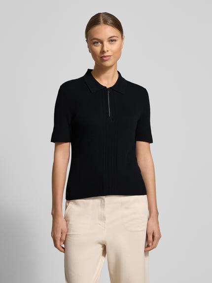 Frauenmodel trägt Strickpullover mit Kaschmir-Anteil von Marc Cain in Schwarz, Woll-Viskose-Mix, Polo-Kragen, Slim Fit, Nahaufnahme Oberkörper.