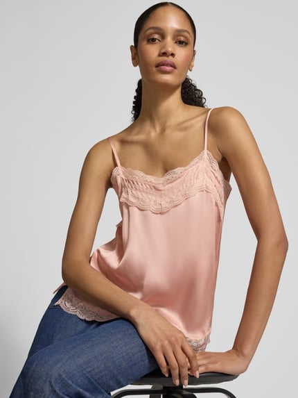 Modelka nosi Regular Fit Blusentop mit Spitzenbesatz von Jake*s Collection, satyn, półprzezroczysty, krój regular fit, ramiączka spaghetti, długość pleców w rozmiarze 36: 44 cm, widok na górną część ciała z przodu