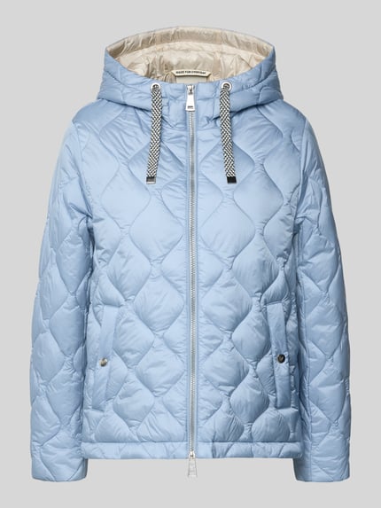 Produktfoto, hellblaue Steppjacke mit Kapuze und Zweiwege-Reißverschluss von Fuchs Schmitt, wattierte Rautenstruktur, silberfarbene Details, Regular Fit, sichtbare Eingrifftaschen, Kontext: Damen Steppjacke, Rückenlänge 62 cm, Schulterbreite 42 cm, Brustweite 53 cm, Ärmellänge 61 cm