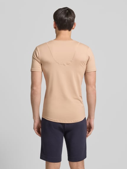 Männermodel trägt T-Shirt mit V-Ausschnitt von Mey aus Baumwoll-Mix mit Stretch-Anteil, Slim Fit, beige, Ganzkörperansicht Rückansicht.