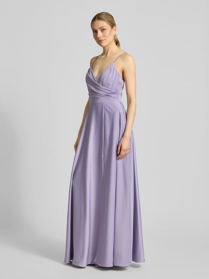 Frauenmodel trägt Abendkleid aus Satin mit Raffungen von Laona in Flieder, taillierte Passform, Spaghettiträger, Ganzkörperansicht von vorne.