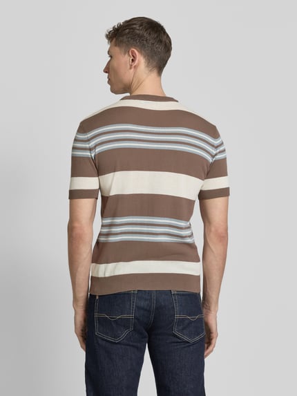 Männermodel trägt Strickshirt mit Rundhalsausschnitt von Manuel Ritz in Braun mit Allover-Look aus Reine Baumwolle, Slim-Fit, Rückenlänge 65 cm, Ganzkörperansicht Rückansicht.