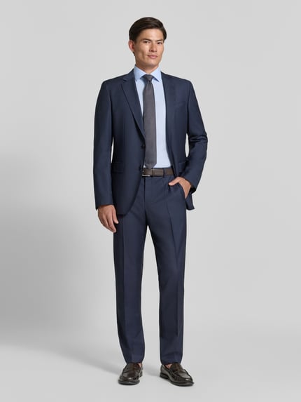 Männermodel trägt Modern Fit Businesshemd aus reiner Baumwolle von OLYMP in Hellblau zu dunkelblauem Anzug, Ganzkörperansicht von vorne, Herren Businesshemd von OLYMP.