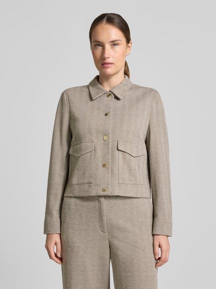 Frauenmodel trägt Regular Fit Hemdjacke mit Viskose-Anteil von s.Oliver BLACK LABEL in Beige mit Knopfleiste und aufgesetzten Taschen, Ganzkörperansicht von vorne.