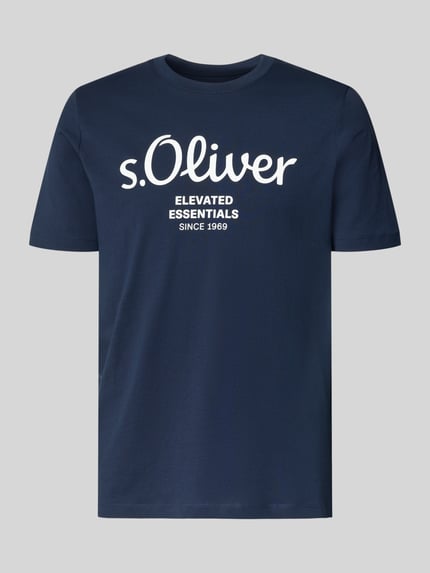 Produktfoto, granatowy męski t-shirt o prostym kroju, białe logo i napis, gładka faktura, Regular Fit T-Shirt aus reiner Baumwolle Modell 'BASIC TEE BIG LOGO' von s.Oliver RED LABEL