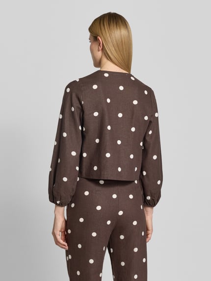 Frauenmodel trägt Regular Fit Bluse mit Zierschleifen von Jake*s Casual im Leinen-Viskose-Mix mit weißen Punkten, Ganzkörperansicht Rückansicht.