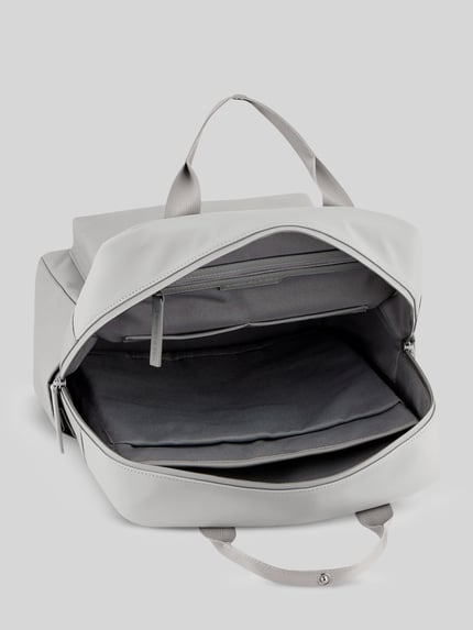 Productfoto, Rucksack mit Label-Detail van Kapten & Son in lichtgrijs met ritsvak, handvat, schouderriemen, mix van materialen, contextformaat