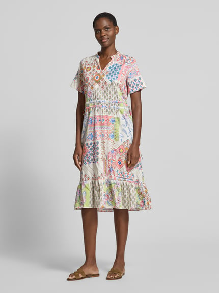 Frauenmodel trägt Midikleid mit V-Ausschnitt und seitlicher Schnürung von Smith and Soul, Reine Baumwolle, A-Linie, Allover-Look, Ganzkörperansicht von vorne.