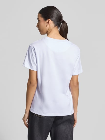 Frauenmodel trägt T-Shirt mit Rundhalsausschnitt von Stefanel in Weiß aus reiner Baumwolle, gerader Schnitt, Ganzkörperansicht Rückansicht.