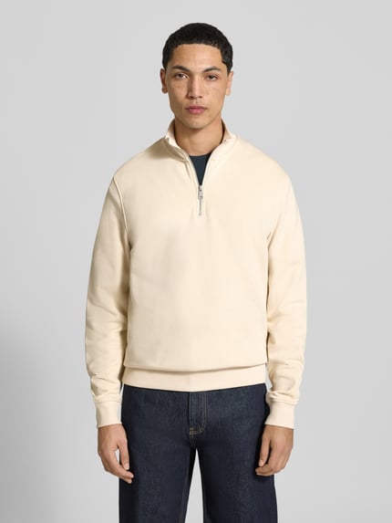 Mannelijk model draagt Regular Fit Troyer aus reiner Baumwolle van MOP DENIM, effen kleur, mat, structuurpatroon, schipperskraag, hooggesloten hals, lange mouwen met geribde boorden, rompzoom geribd, ritssluiting, ribtricot, jersey, voorkant volledige lichaamsopname.