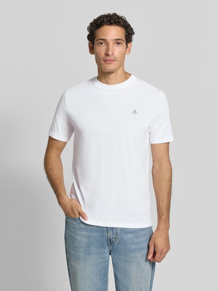 Männermodel trägt Regular Fit T-Shirt Set aus reiner Baumwolle im 2er-Pack von Marc O'Polo, weiß, glatte Struktur, Ganzkörperansicht von vorne. Herren T-Shirt Set von Marc O'Polo